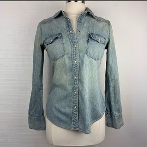 🍭Levi's Light Wash Pearl Button Long Sleeve Shirt